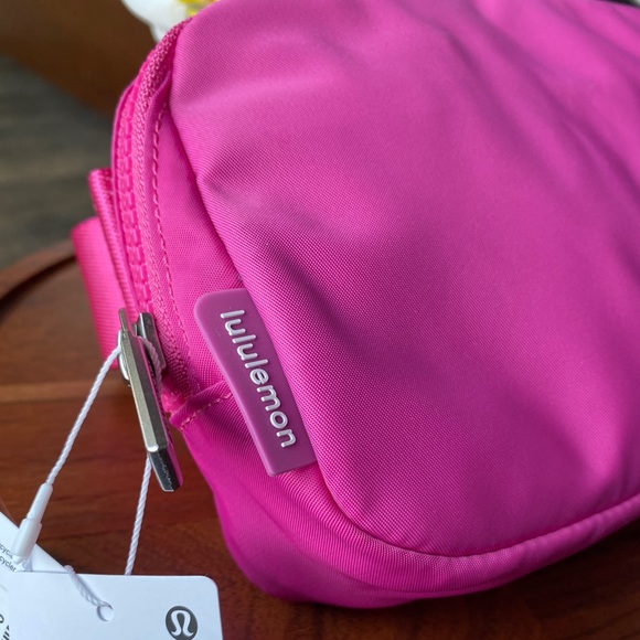 Lululemon SONIC PINK Everywhere Belt Bag 1L - Picture 5 of 13